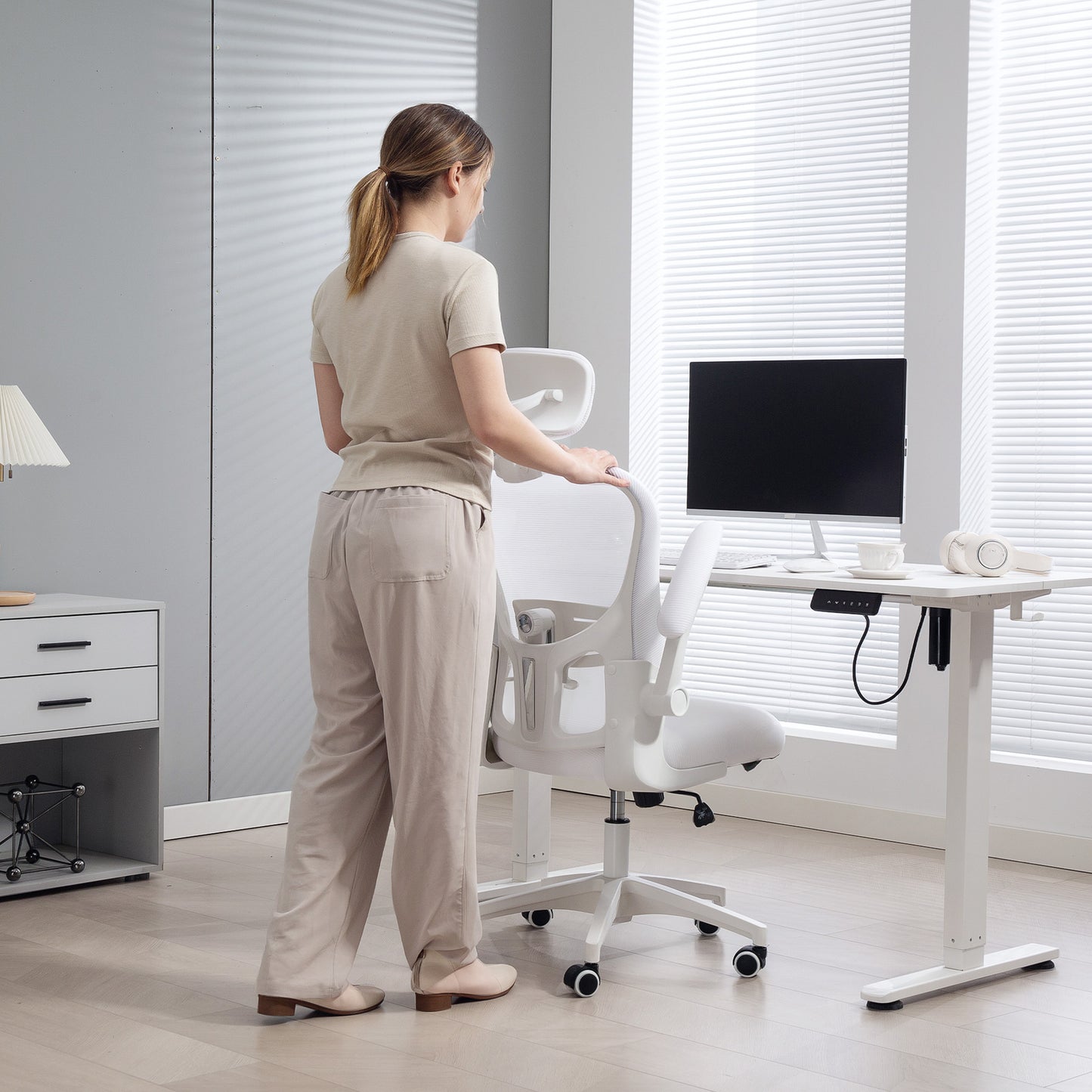Ergonomic Mesh Office Chair | Adjustable Lumbar Support & Headrest | Flip-Up Armrests | 50x50cm Seat | Height 43-51cm | 360Β° Swivel | 120kg | White