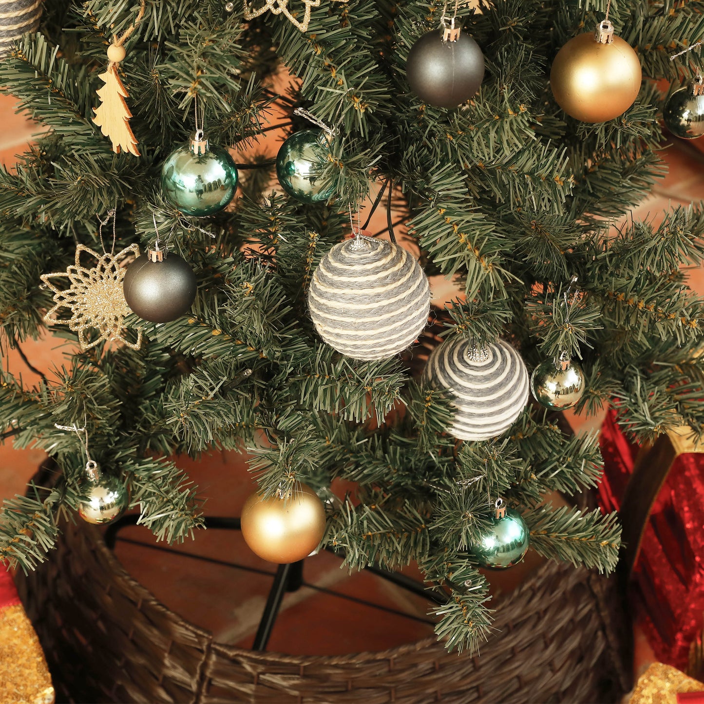 5ft Pre-Lit and Decorated Christmas Tree