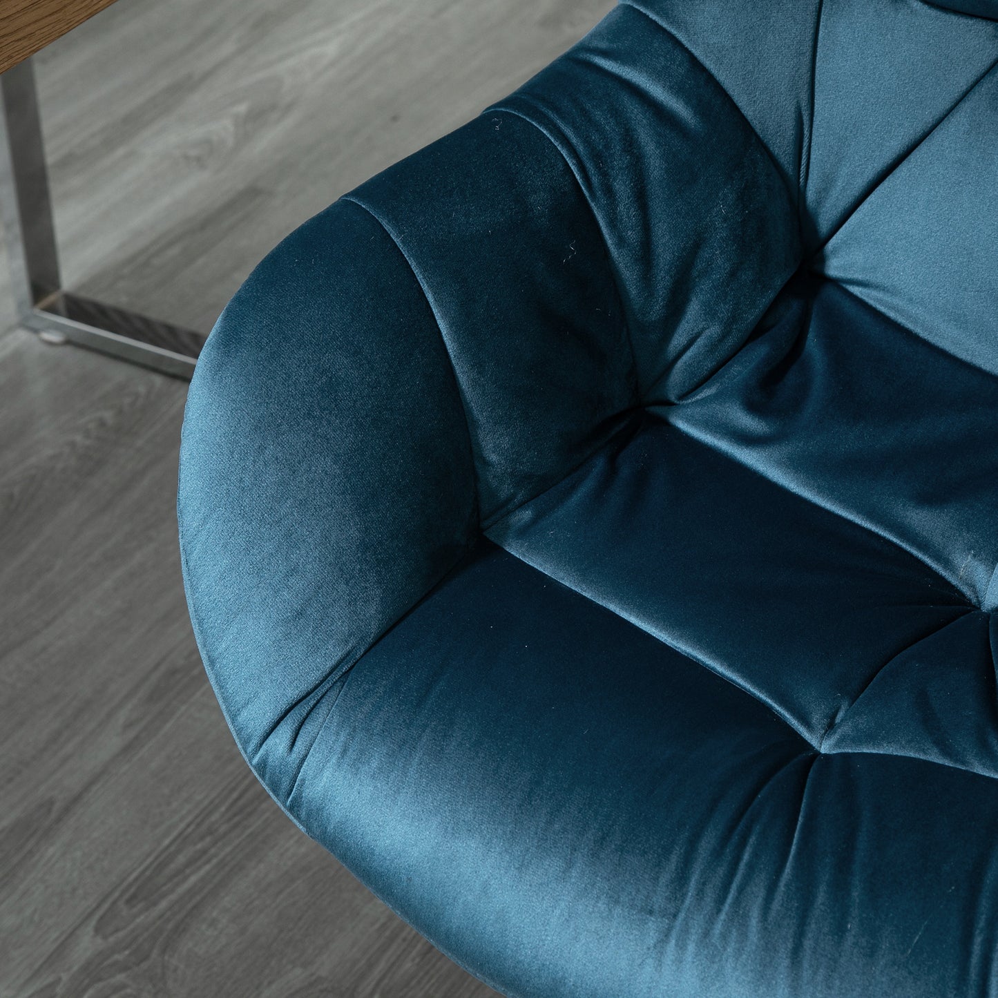 Velvet Office Chair | Button Tufted Curved Design | Padded Back & Armrests | 360° Swivel | 5 Wheels | Height Adjustable 44-54cm | 120kg | Blue