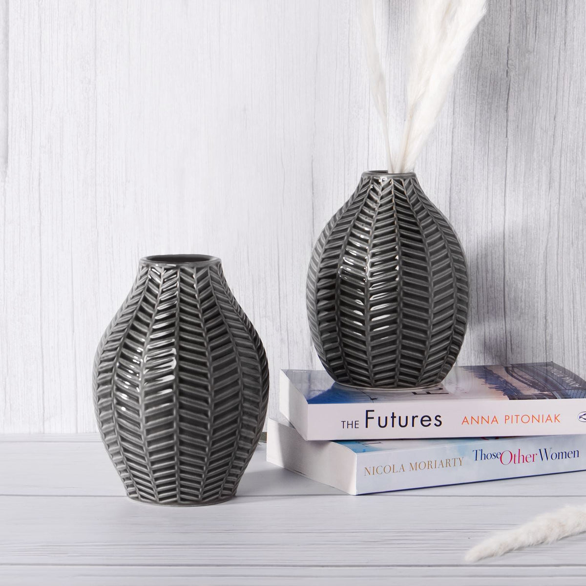 Maison & White Set of 2 Grey & White Ceramic Leaf-Inspired Vases | Small 13.7cm & Large 14.5cm | Real or Artificial Flowers | Monochrome Home Decor | Gift | 2-Year Warranty