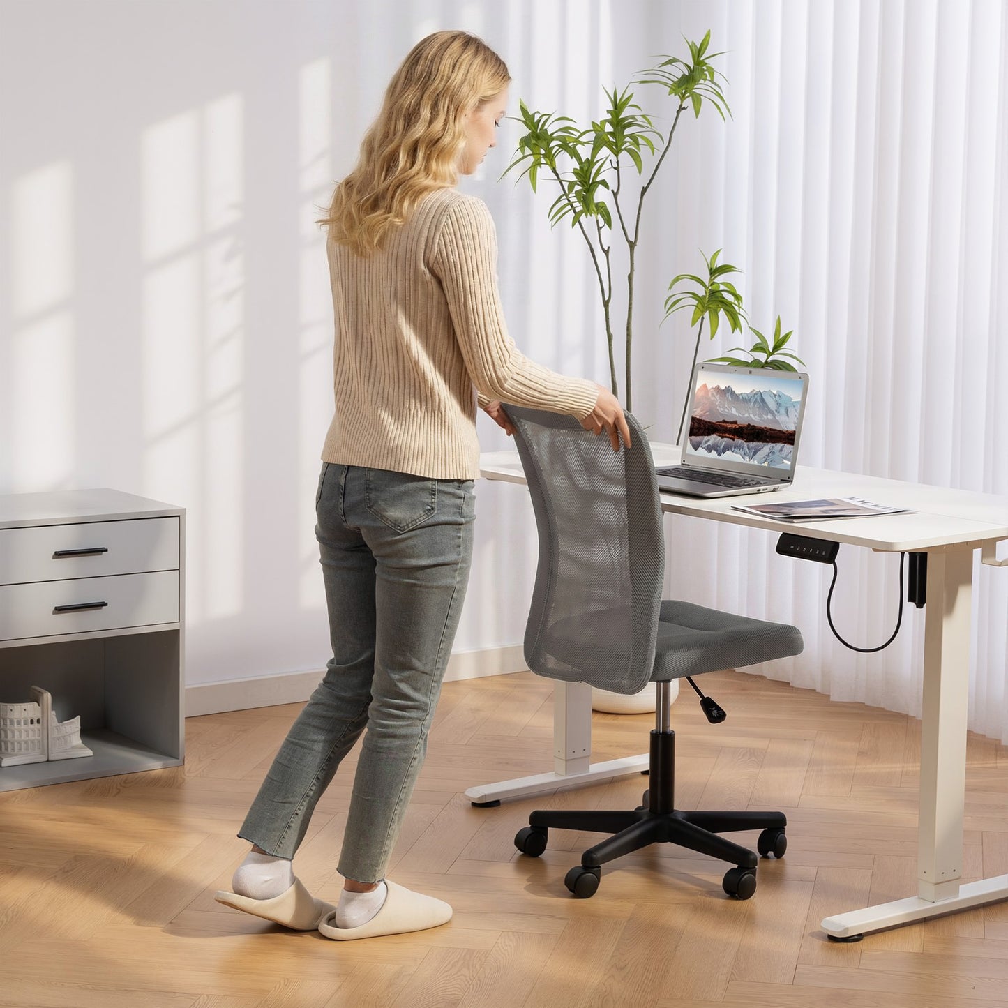Vinsetto Computer Desk Chair, Mesh Office Chair with Adjustable Height and Swivel Wheels, Armless Study Chair