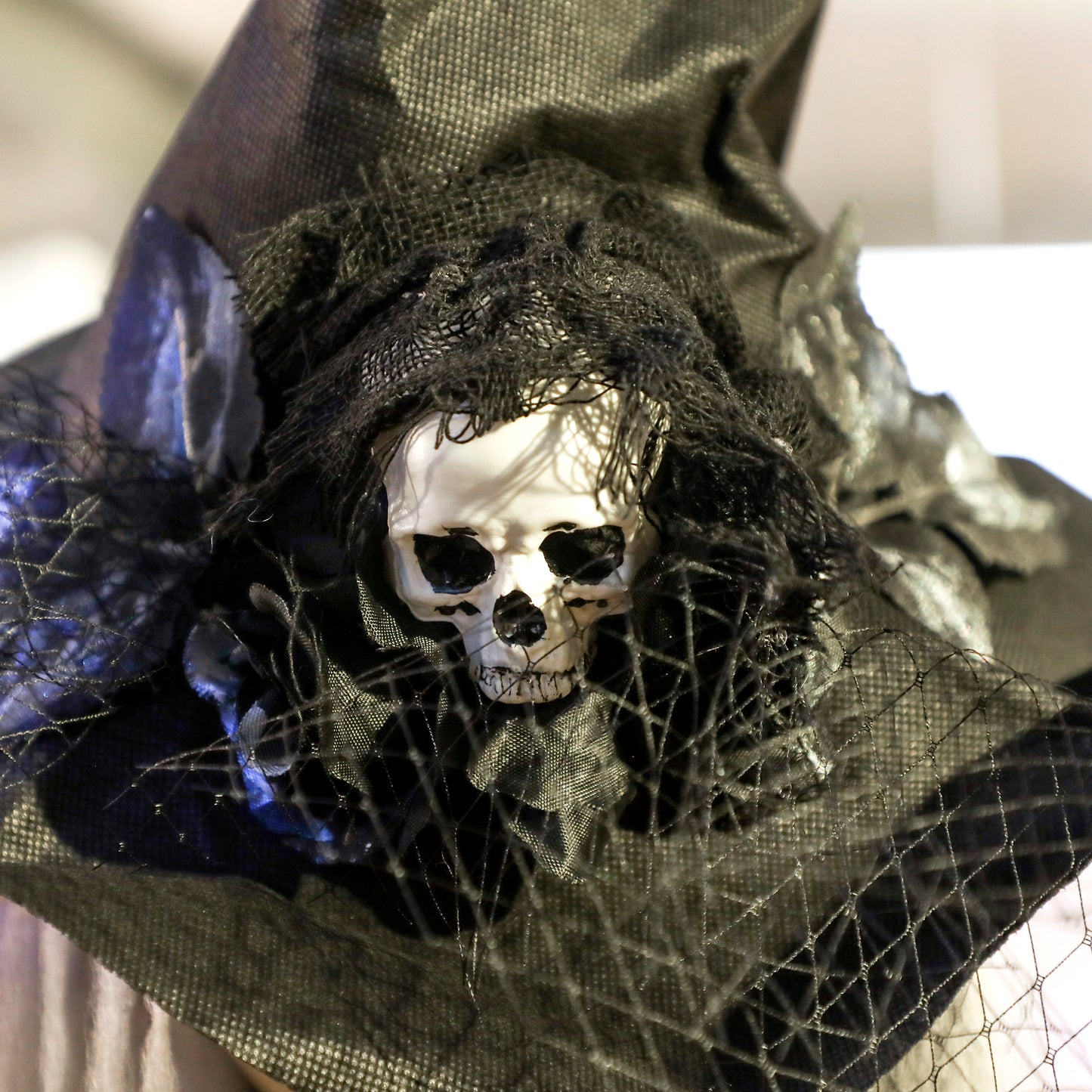 170 cm Life Size Halloween Animated Standing Witch & Staff with Glowing LED Eyes, Spooky Witch Scary Halloween Decorations, Battery Operated, Indoor Party Props