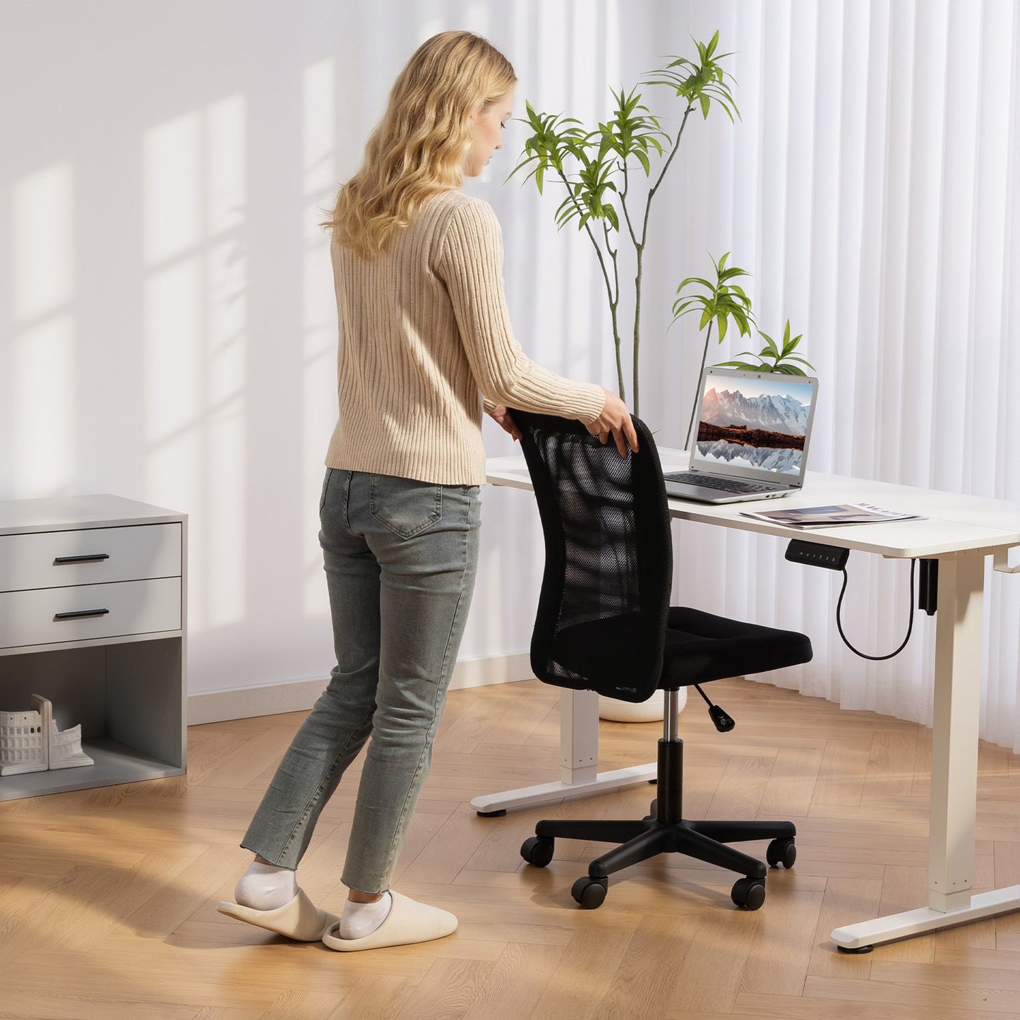 Armless Mesh Office Chair | 360° Swivel | Adjustable Height 40-52cm | 6cm Padded Seat | Breathable Curved Mesh Back | 120kg | Compact Space Saving | Black