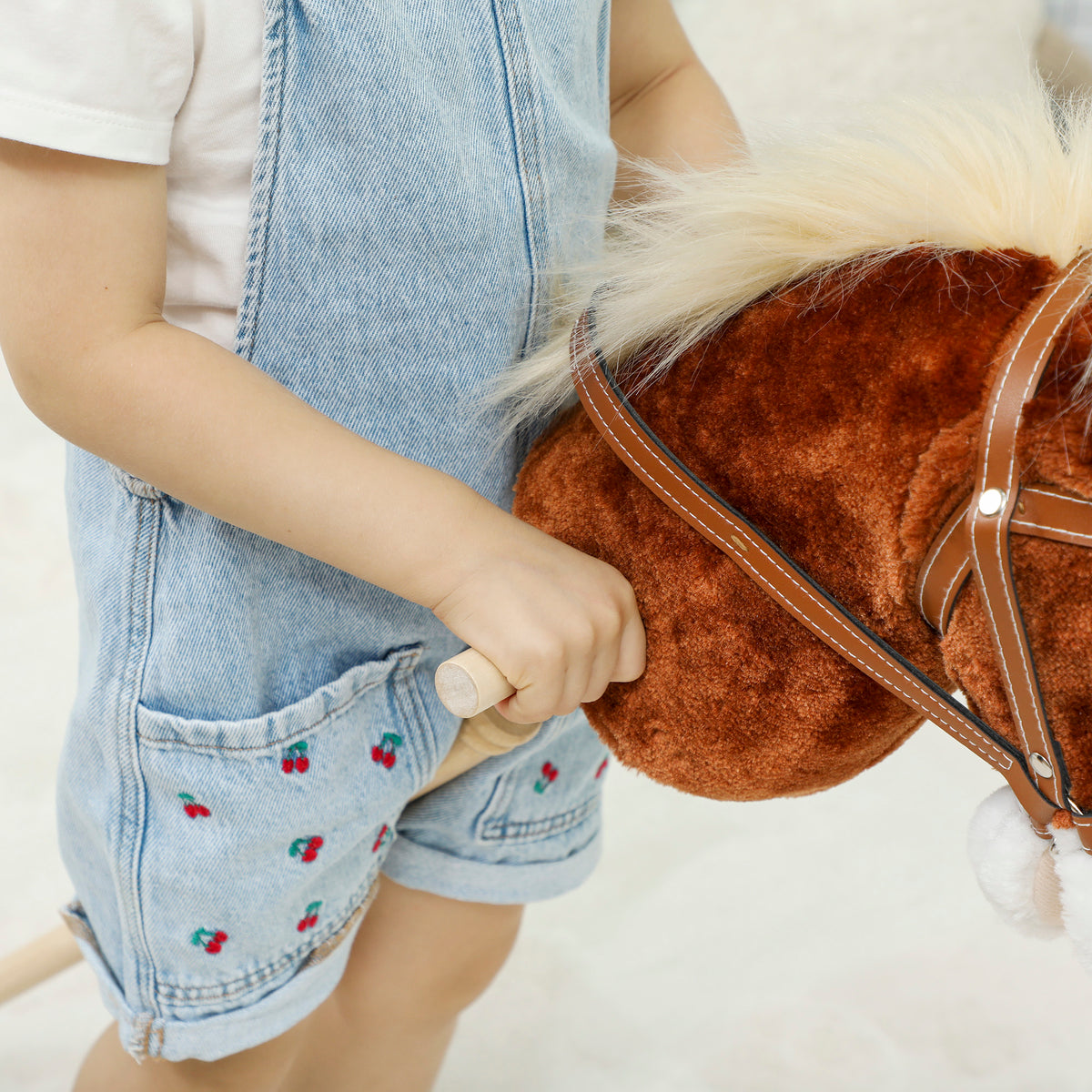 AIYAPLAY Stick Hobby Horse | Brown | Polyester Fabric Poplar Wood | 95cm | Neighing & Galloping Sounds | Wooden Wheels | Grip Handle | EN71 | 3x LR44 Included | Indoor Outdoor | Age 2+